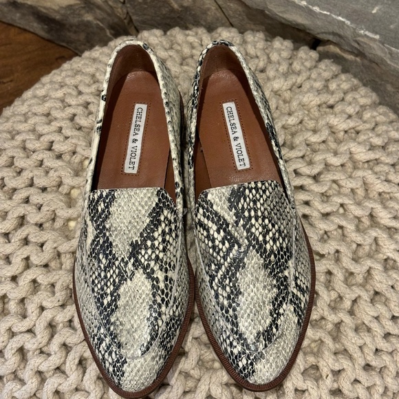 Chelsea & Violet Women's Leather Snakeskin Pattern Flats SZ 5.5 - Picture 6 of 9